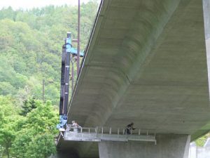 橋梁点検車